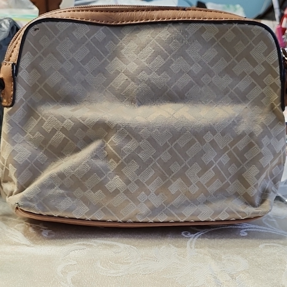 Tommy Hilfiger Beige and Brown Crossbody Bag! - Picture 3 of 3